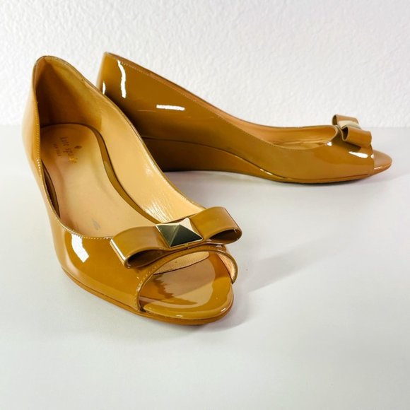 kate spade Shoes - Kate Spade NY 9B Tan/Nude Wedge Open Toe Shoes Patent Leather Slip on Bow Italy